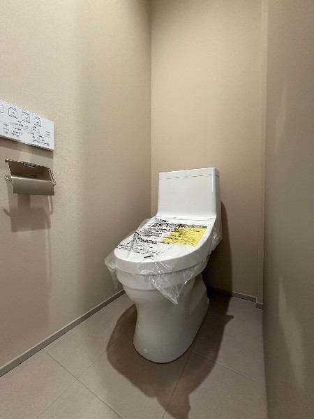 各階にあるトイレを備えたトイレで、この住まいらしい使いやすさをしっかり感じられます。  