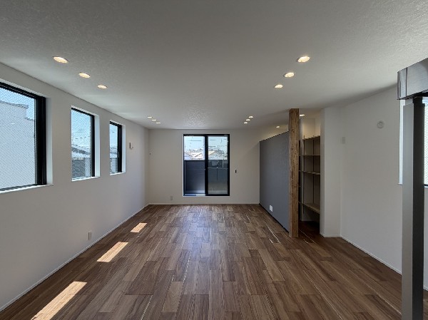 これだけ広ければ、大きめのソファやダイニングテーブルも余裕で配置できちゃいますね！夢が広がる♪  