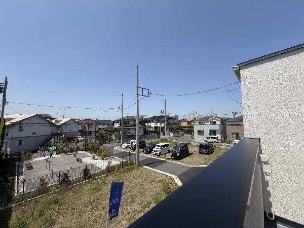 開放的なバルコニーは太陽の温かな温もりをめいっぱい受け止めてくれます。  