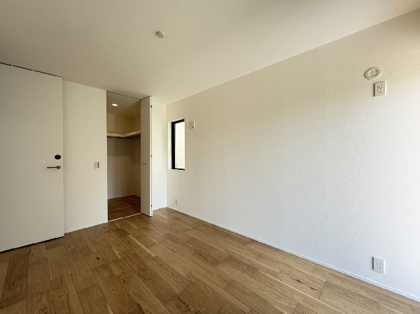 初めてのお子様にとっての「自分の部屋」。学習デスクやベッドの配置もラクラクです。  