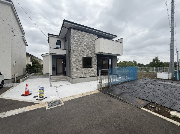 外観:建物はグレーを基調としたモダンデザイン。緑に恵まれた周辺環境:によく馴染みます。