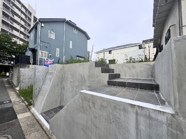 外観:車通りの少ない立地を活かした前面道路は、写真だけでなく現地でも魅力が伝わる見どころです。  