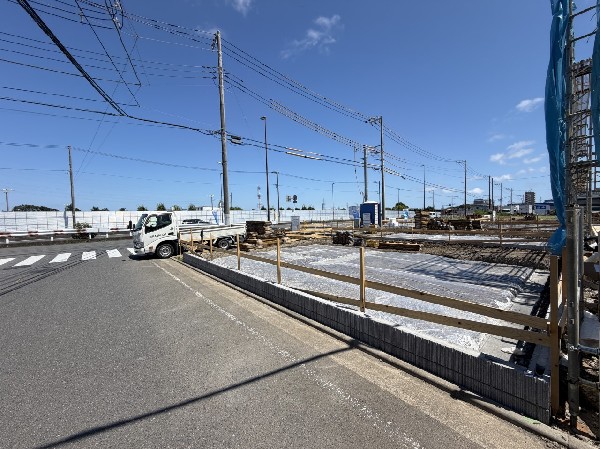 外観:前面道路のゆとりがあると、外まわりの使い勝手がぐっと広がります。暮らしにゆとりが生まれます。