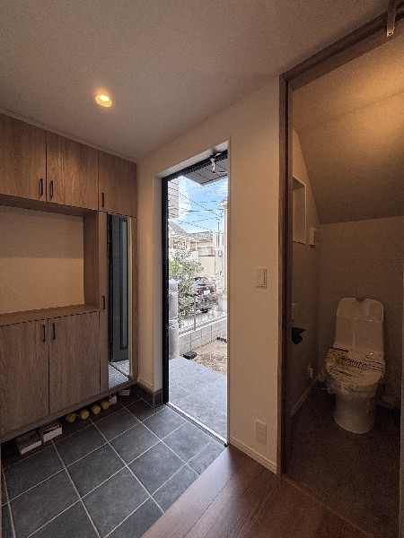 窓付きで換気しやすい配置を活かしたトイレは、写真だけでなく現地でも魅力が伝わる見どころです。