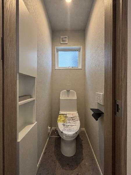 各階にあるトイレを備えたトイレで、この住まいらしい使いやすさをしっかり感じられます。