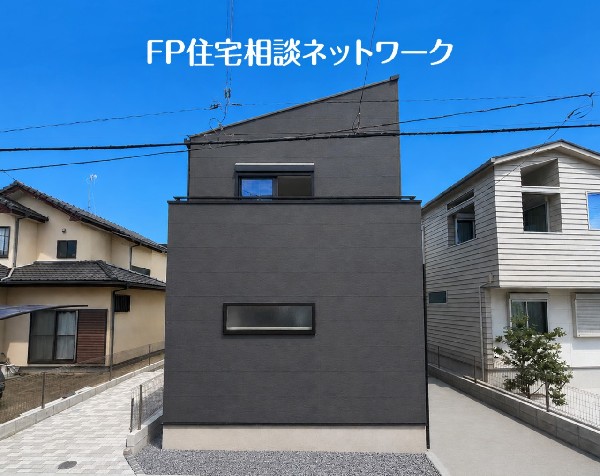 外観:青空を背景に凛と立つスタイリッシュな外観が、住まう人に誇りを与えてくれます。