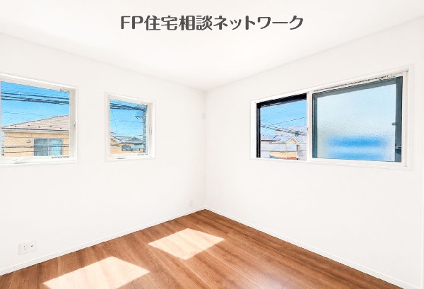 全室2面採光の明るい居室です。木目の優しいフローリングが癒やしの空間を演出。