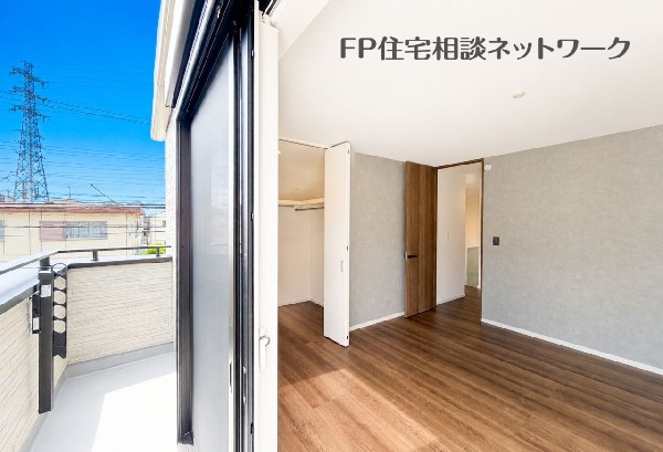 南からの明るい光が差しこむ陽だまりの空間。お洗濯も干せばあっという間に乾きそうですね！  