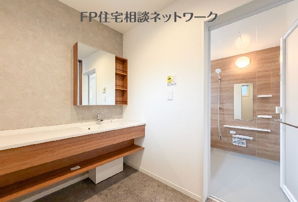 洗面室に洗濯機を置いてもゆとりのある広さ！脱衣スペースとしても家族みんなが使いやすい空間です  