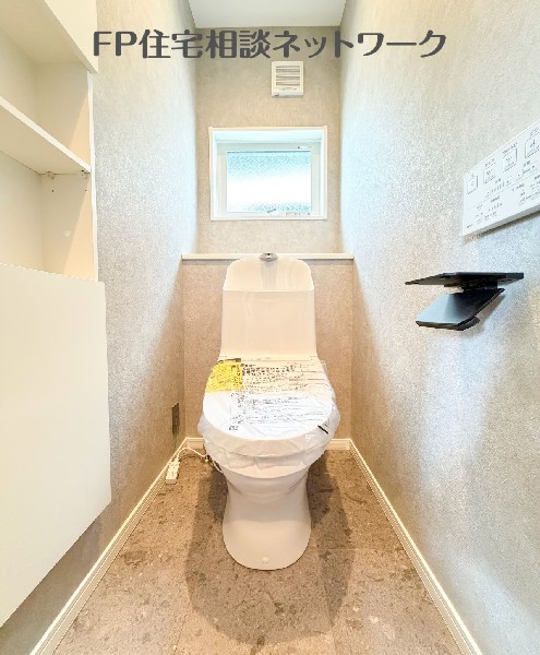 窓付きのトイレは明るいだけでなく換気も兼ね備えます。
