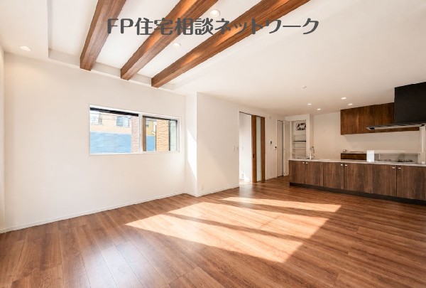 18帖天井高2.6ｍのLDK。天井が高いため、明るく、開放感あふれる空間となります。