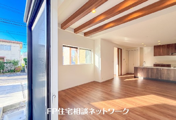 南向きリビングなので、窓からの明るい日差しが降り注ぎます。