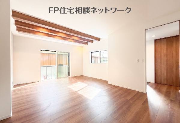 南向きの明るいLDK。家族と過ごす時間を大切にする方にピッタリのゆとりの住空間です。