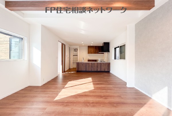 キッチンを囲むLDKは、家族が自然と集まり、会話が生まれやすい心地よい空間です。