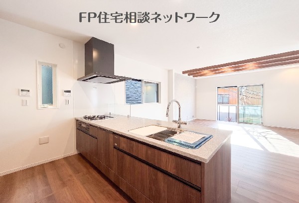 ペニンシュラキッチンなので、省スペースでリビング・ダイニングへの配膳動線が非常にスムーズです。