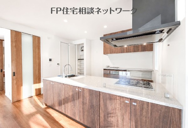 カップボード付きキッチンで、お料理のにおいを気にしなくても安心ですね。