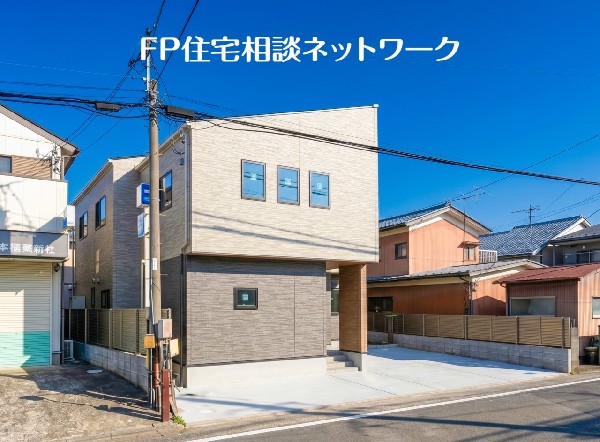 外観駐車場広々。前面道路7ｍなので、車の運転もラクラクですね！