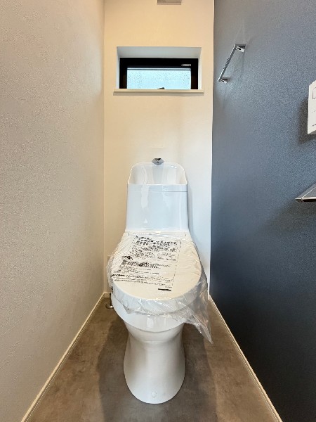 各階にあるトイレを備えたトイレで、この住まいらしい使いやすさをしっかり感じられます。