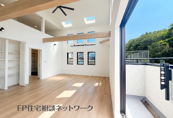 天井高を活かした居室を備えた居室の勾配天井で、この住まいらしい使いやすさをしっかり感じられます。