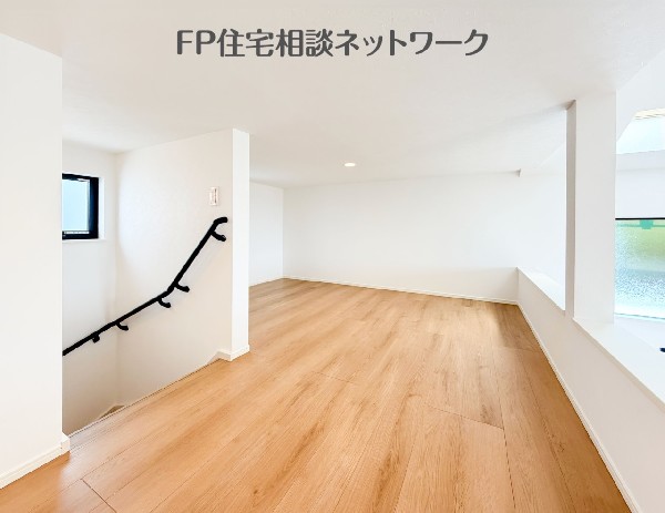 天井高を活かした収納を備えたロフト収納で、この住まいらしい使いやすさをしっかり感じられます。