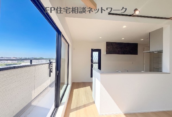 2階LDKの明るさと広がりが、毎日の暮らしに開放感を添えます。現地でも魅力を感じられます。
