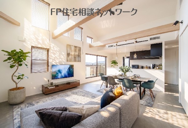 家族が集うLDKです♪（本画像はAI加工済みであり、現地に家具等はなく価格にも含まれていません）
