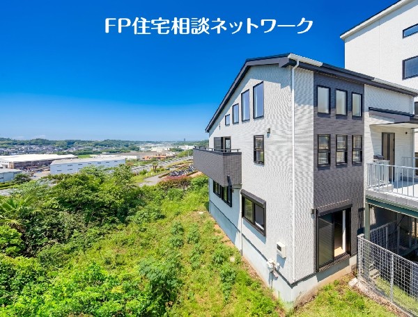 外観:青空を背景に凛と立つスタイリッシュな外観が、住まう人に誇りを与えてくれます。