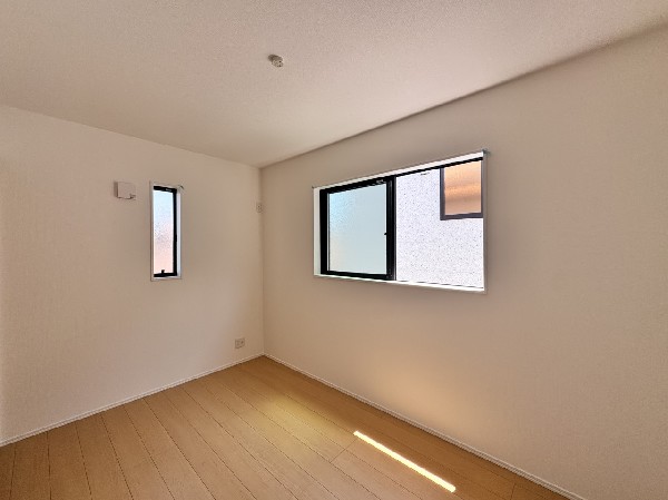 ２面採光の明るい居室は、お子様の勉強部屋にピッタリですね！