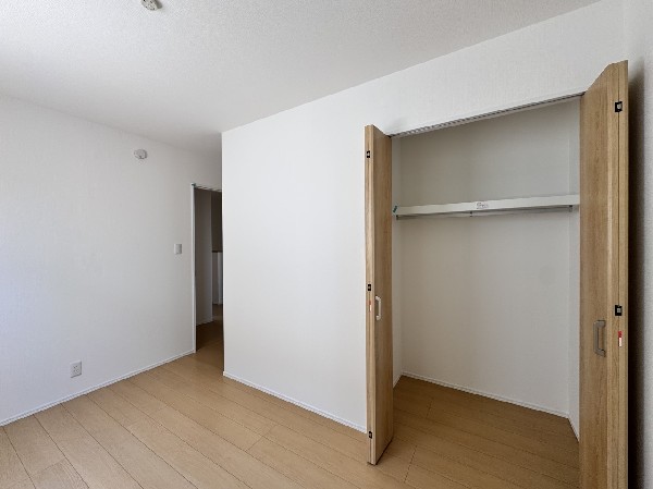 広々としたクローゼットで、お洋服の収納や整理も嬉しいですね。