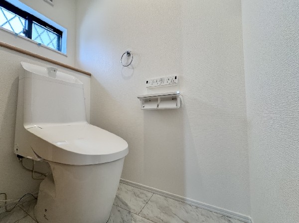 窓付きのトイレは、明るくすっきりとした空間です。温水洗浄便座付きで嬉しいですね。