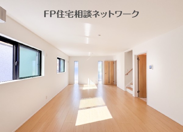 キッチンから見渡す18帖のゆったりとしたリビング。家族が自然と集いますね。