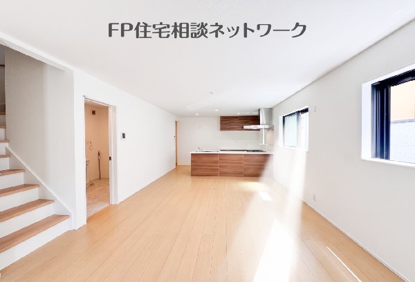 南向きなので明るく開放感があります。窓が多いので通風良好な環境です。  