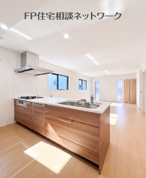 木目調の食洗機付システムキッチンは、温かみのあるおしゃれな空間を演出します！