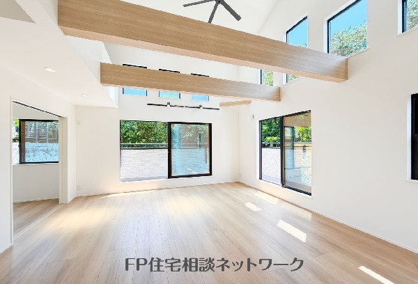 天井高を活かした居室を備えた居室の勾配天井で、この住まいらしい使いやすさをしっかり感じられます。