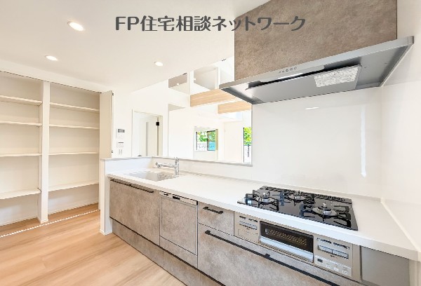 キッチンは収納や作業性にも配慮され、忙しい時間を助けます。家族の時間も心地よく整います。