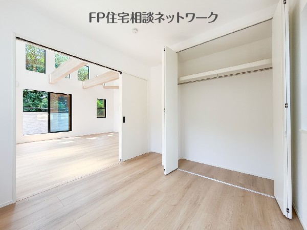 引き戸を開けた大空間を活かしたつづき間は、写真だけでなく現地でも魅力が伝わる見どころです。