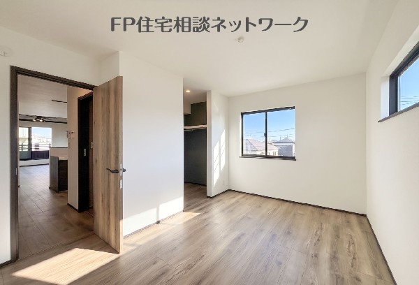 木目の優しいフローリングが癒やしの空間を演出。どんなテイストの家具とも相性バツグンです！  