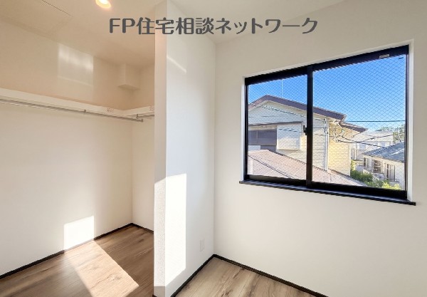 大容量のクローゼット付きでお部屋スッキリ！お洋服や季節物の収納に困らないのが嬉しいポイント♪  