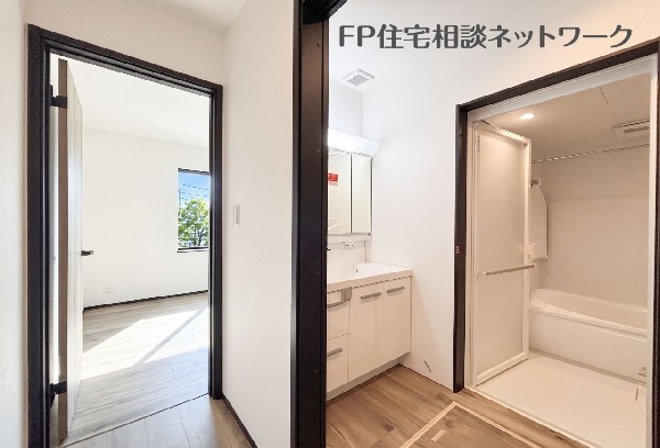 洗面室の清潔感が、家族みんなの暮らしやすさにつながります。現地でも魅力を感じられます。  