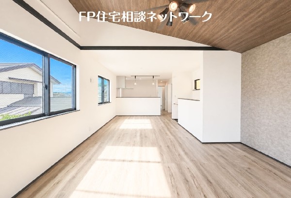 LDKの明るさと広がりが、毎日の暮らしに開放感を添えます。現地でも魅力を感じられます。  