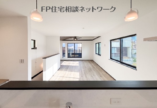 リビングを見渡す配置を備えた対面キッチンで、この住まいらしい使いやすさをしっかり感じられます。  