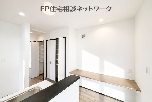 収納付きのキッチンを活かしたキッチンは、写真だけでなく現地でも魅力が伝わる見どころです。  