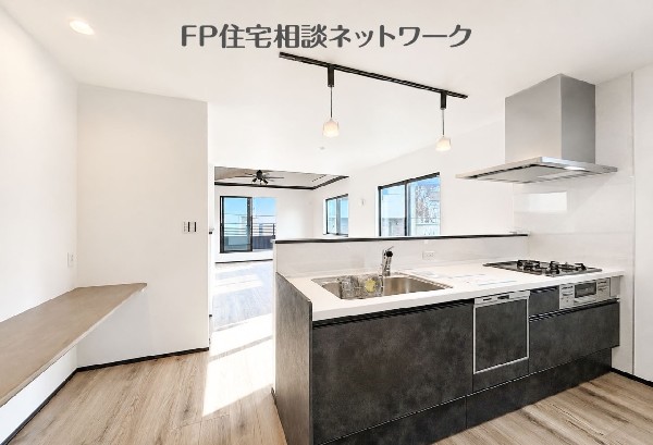 キッチンの使いやすさで、家族との会話を楽しみながら調理できます。暮らしにゆとりが生まれます。  