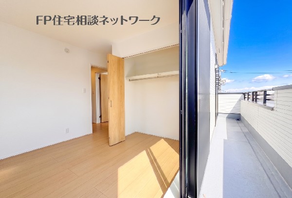 南向きのワイドバルコニーは、洗濯を干すのもラクラク！洗濯物もすぐに乾きますね。