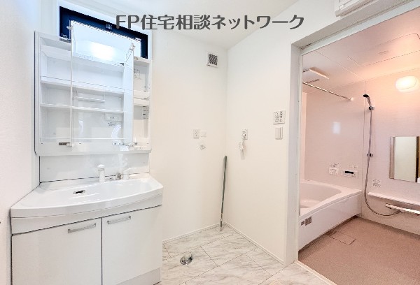 洗面室に洗濯機を置いてもゆとりのある広さ！脱衣スペースとしても家族みんなが使いやすい空間です  