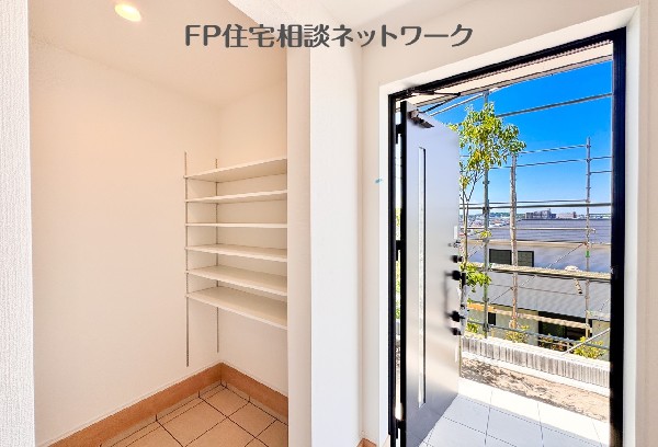 玄関横には、広々SICが設置されており、荷物が多くても安心ですね。