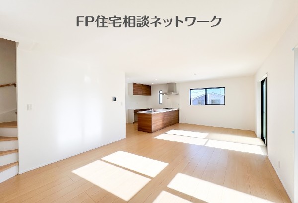 南向きの明るいリビングは、毎日の暮らしに開放感を添えます。現地でも魅力を感じられます。  
