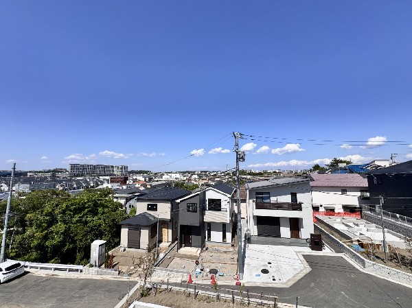 外観:窓から見える眺望。前面道路が5ｍあるので車の運転も安心ですね。