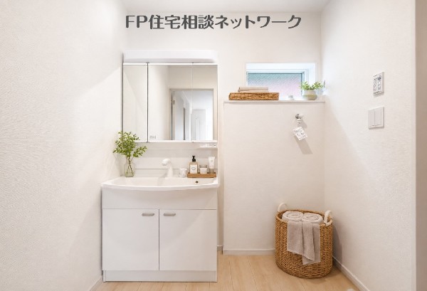 身支度が快適なゆとりの洗面室。便利な3面鏡仕様です。（※画像はAI CG加工となり小物類は含まれません）