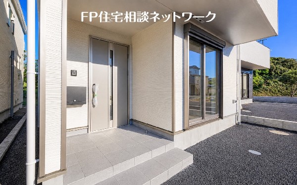 まるで注文建築のような広さと日当たりの良さ。ゲストを温かく迎える上質なアプローチ。